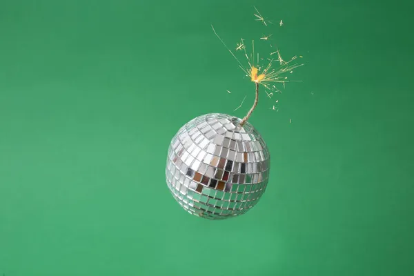 Discobomben Konzept Discokugel Mit Brennender Lunte Auf Grünem Hintergrund — Stockfoto