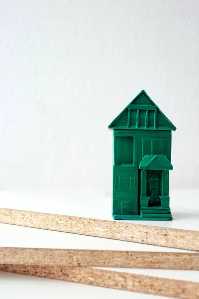Bordas Aglomerados Brancos Uma Casa Miniatura Verde — Fotografia de Stock