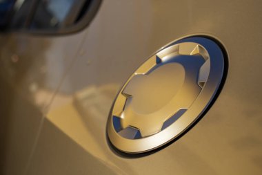 Gri bir arabanın jenerik yakıt başlığı.