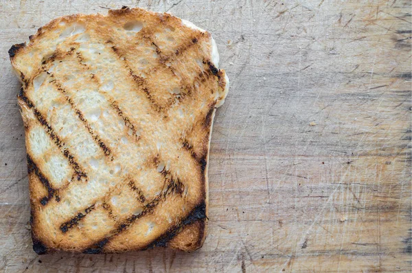 板の上で焼きパンのスライス — ストック写真