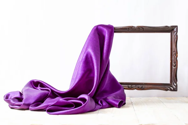Tela Satén Púrpura Revelando Marco Vacío Madera Levitante Sobre Fondo — Foto de Stock