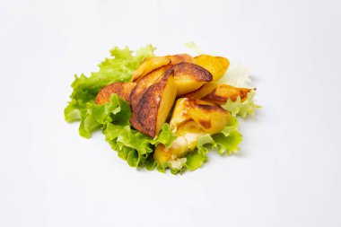 Marul yaprağı, kıtır patates dilimleri, beyaz arka planda yalıtılmış, kenar manzaralı