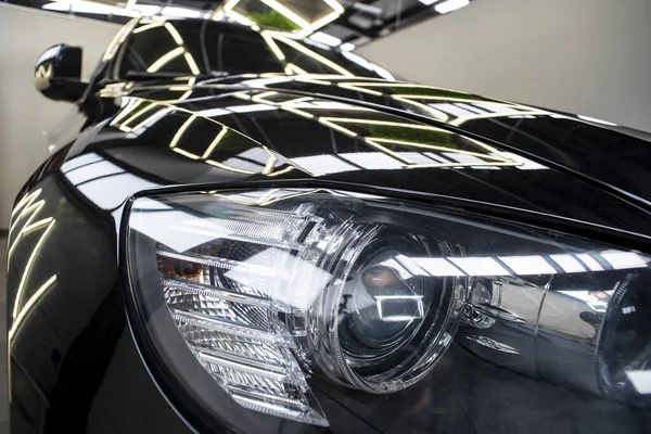 Luces Delanteras Coche Negro Grande Agresivo Con Reflejos Neón — Foto de Stock