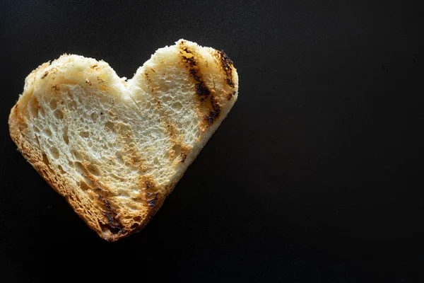 Grillowany Kawałek Chleba Kształcie Serca Makro Tostów Wyizolowane Czarno Dużą — Zdjęcie stockowe