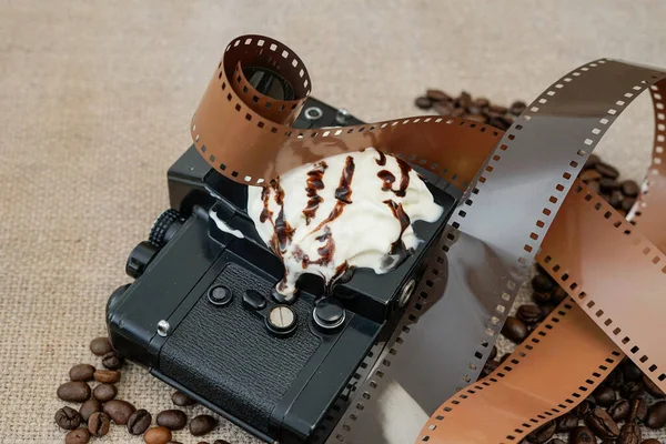 Câmera Filme Vintage Cheia Chantilly Cobertura Chocolate Conceito Criativo — Fotografia de Stock