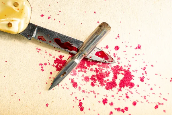 笔尖对着一把锋利的小刀片 用像血一样的墨水涂在陈腐的黄纸上 — 图库照片