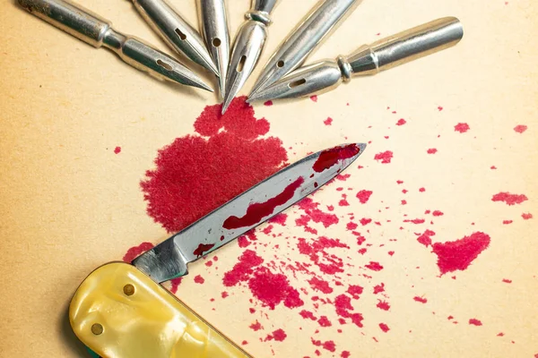 Dip kalem uçlarından oluşan bir ordu bıçağa kırmızı mürekkep döktü ve ünlü alıntıyı resmettiler: 