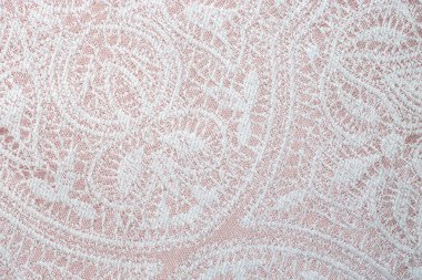 Pembe sentetik kumaş üzerine nakış, makine yapımı.