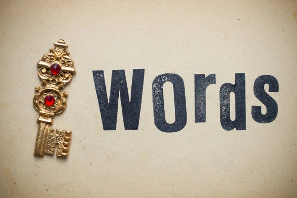 Gouden Sleutel Naast Woorden Geschreven Vergeelde Vintage Papier Textuur Creatief — Stockfoto