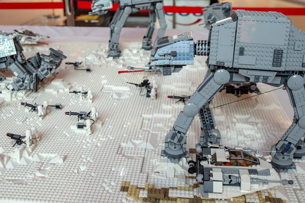 Bir lego tahribatında küçük lego tuğlalarıyla yapılan yıldız savaşları sahnesi  