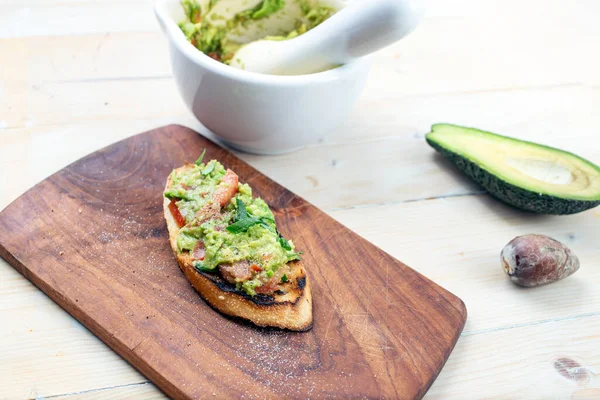 Guacamole Auf Baguette Scheibe Rustikales Dcor Mit Holzbrettern Und Mörser — Stockfoto