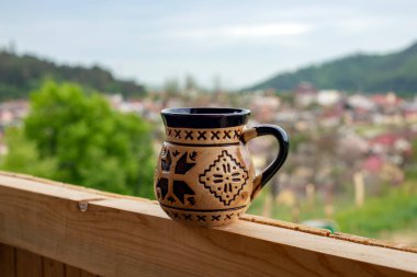 Rumen etnik motifli kahve fincanı ve Gura Humorului kentine yönelik geniş bir bakış açısı