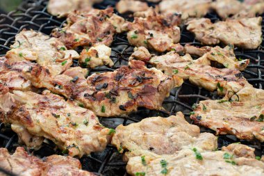 Izgarada pişen domuz boynu dilimleri, yan görüş.. 