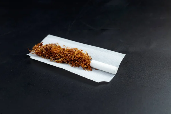 Tabac Rouler Avec Pointe Filtrante Papier Isolé Sur Fond Noir — Photo