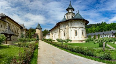 Romanya 'nın Bucovina kentindeki Putna Manastırı 1466 ve 1469 yılları arasında Voyvoda ve Büyük Aziz Stephen tarafından inşa edilmiştir.