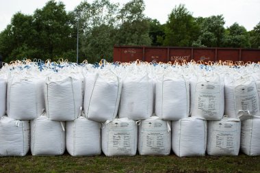Ukrayna kaolin pudra torbaları istiflenmiş, bir tren istasyonuna ihraç edilmeye hazır.