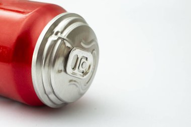 Şişmiş soda kutusu patlamaya hazır, beyaz arka planda izole edilmiş.