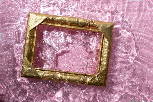 Altında Kumlu Pembe Simler Olan Altın Çerçeve Yüzeyine Çarpıyor — Stok fotoğraf