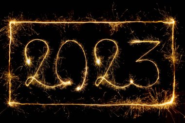 2023 Bengal ateş mumları ve siyah arkaplanda izole edilmiş dikdörtgen bir çerçeve ile yazılmış.