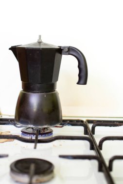 Siyah italyan kahve demliği beyaz ocakta.. 