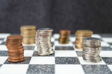 Satranç tahtasında birden fazla bozuk para yığını, yan görünümü kapat