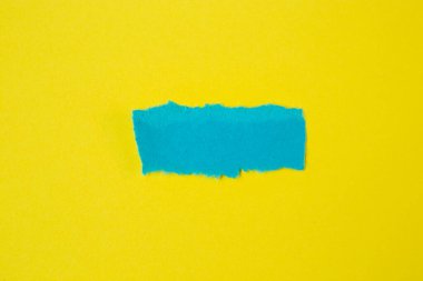 sarı arkaplan üzerine dikdörtgen mavisi bir kağıt parçası