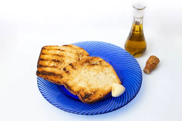 Kromki Chleba Tostowego Czosnkiem Oliwą Oliwek Izolowane Białym Tle — Zdjęcie stockowe
