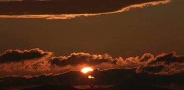 4K Zaman Hızlandırması Majestic Sunset ya da Gündoğumu İnanılmaz doğa ışığı Bulutları gökyüzü ve Bulutlar sürükleniyor 4K renkli karanlık gün batımı bulutları Görüntüsü zaman aşımı