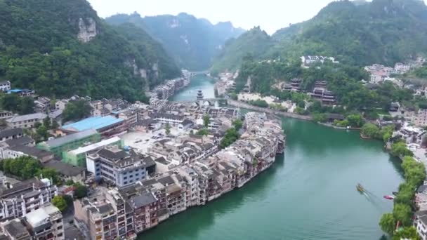 Video Ciudad Guizhou Yuangu Montañas Vista Aérea Con Lago Barco — Vídeos de Stock
