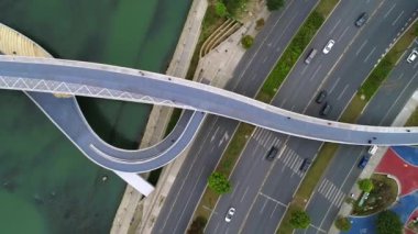 Landmark Köprüsü Yolu 'nun 4k' lik videosu Chengdu Havacılık Manzarası 'nda yol trafiği ve binalar 