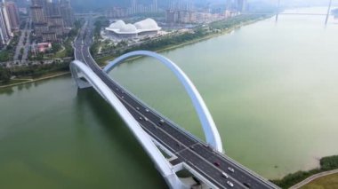 Nanning Köprüsü 'nün hava manzaralı arabaları, araçları ve 4k denizi.