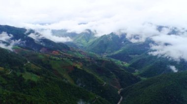 Dağların havadan görünüşü ve yeşil bulutlar ve doğa 4k