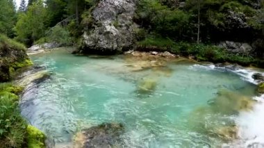 Şelale ve nehrin 4k manzarası