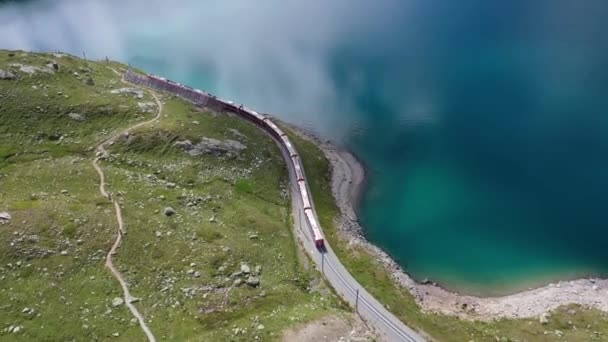Повітряний Вид Автомагістраль Поїздом Озером Показує Чудовий Вид Зверху — стокове відео