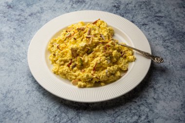Safran aromalı Kalakand katı, tatlandırılmış süt ve pankreastan yapılmış bir Hint tatlısıdır.