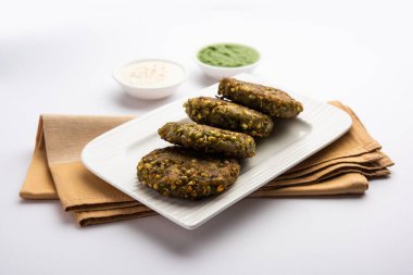 Filizlenmiş moong dal tikki ya da köfteler Hindistan 'dan yeşil turşu ve lor ile servis edilen sağlıklı bir atıştırmalıktır.