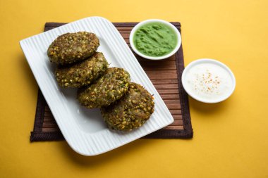 Filizlenmiş moong dal tikki ya da köfteler Hindistan 'dan yeşil turşu ve lor ile servis edilen sağlıklı bir atıştırmalıktır.