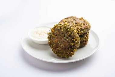 Filizlenmiş moong dal tikki ya da köfteler Hindistan 'dan yeşil turşu ve lor ile servis edilen sağlıklı bir atıştırmalıktır.