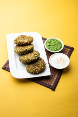 Filizlenmiş moong dal tikki ya da köfteler Hindistan 'dan yeşil turşu ve lor ile servis edilen sağlıklı bir atıştırmalıktır.