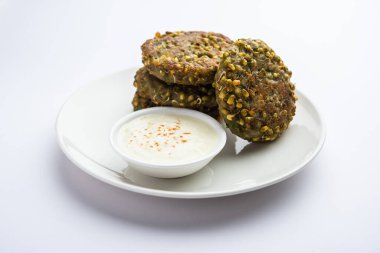 Filizlenmiş moong dal tikki ya da köfteler Hindistan 'dan yeşil turşu ve lor ile servis edilen sağlıklı bir atıştırmalıktır.