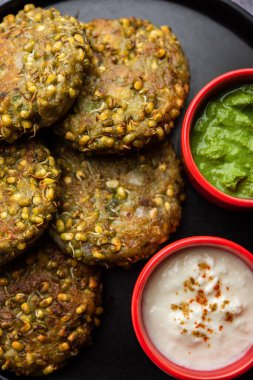 Filizlenmiş moong dal tikki ya da köfteler Hindistan 'dan yeşil turşu ve lor ile servis edilen sağlıklı bir atıştırmalıktır.