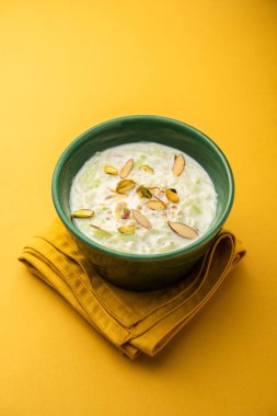 Lauki Kheer - Doodhi veya Gahiya lapası veya şişe kabağı Khir veya Payasam, bir kase içinde servis edilir.