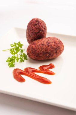 Pancar kökü köftesi, pirzola ya da yeşil turşulu tikki.