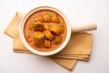 Besan Gatte Ki Sabzi veya Gatta Curry Recipe, öğle veya akşam yemeği için popüler rajasthani menüsü.