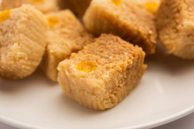 Hint Sütlü Kek Kalakand veya Alwar ka Mawa tatlısı tabakta servis edilir.