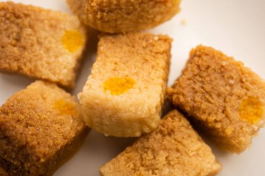 Hint Sütlü Kek Kalakand veya Alwar ka Mawa tatlısı tabakta servis edilir.