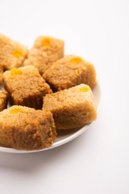 Hint Sütlü Kek Kalakand veya Alwar ka Mawa tatlısı tabakta servis edilir.