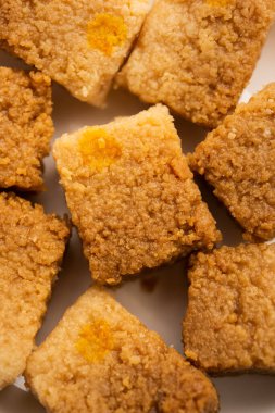 Hint Sütlü Kek Kalakand veya Alwar ka Mawa tatlısı tabakta servis edilir.