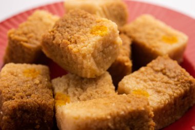 Hint Sütlü Kek Kalakand veya Alwar ka Mawa tatlısı tabakta servis edilir.