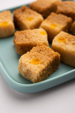 Hint Sütlü Kek Kalakand veya Alwar ka Mawa tatlısı tabakta servis edilir.